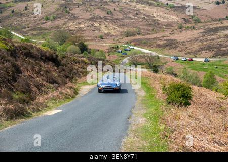 Jaguar classique de type E conduisant à travers les North York Moors Banque D'Images