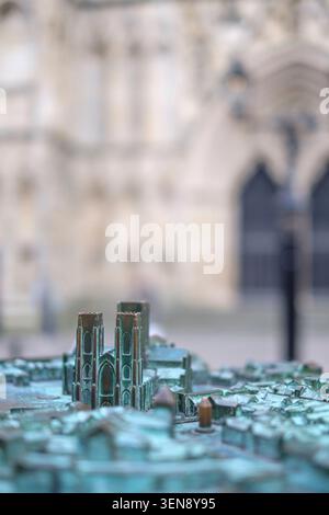 Modèle en bronze de York Minster avec York Minster flou en arrière-plan Banque D'Images