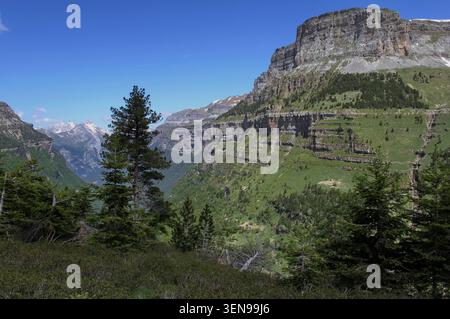Vue panoramique sur le paysage magnifique du célèbre Parc National d'Ordesa, Pyrénées, Espagne. Banque D'Images
