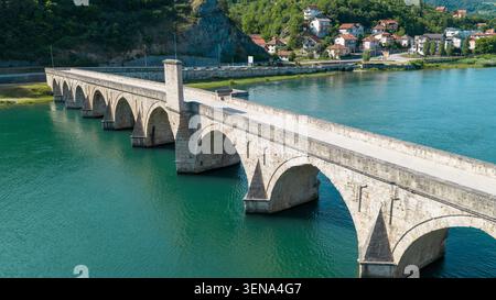 Vue aérienne détaillée du pont Mehmed Pasha Sokolovic et des piétons traversant la rivière Drina Banque D'Images