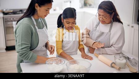 Pâtisserie, grand-mère, mère avec enfant en cuisine, enseignement des compétences culinaires et aide à la préparation des repas. Collage, femmes ou fille avec de la pâte pour la cuisine Banque D'Images