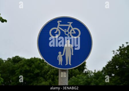 Vélo partagé et chemin piétonnier signe bleu avec des arbres Banque D'Images