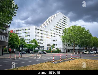 Gratte-ciel primé Terrassenhochhaus par Fridtjof Schliephacke, 1968-72, surnommé 'Sphinx' et 'saut à ski' à Kleiststraße, Berlin, Allemagne Banque D'Images