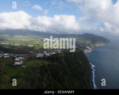 Côte de l'île de Sao miguel avec des villages et l'océan Banque D'Images