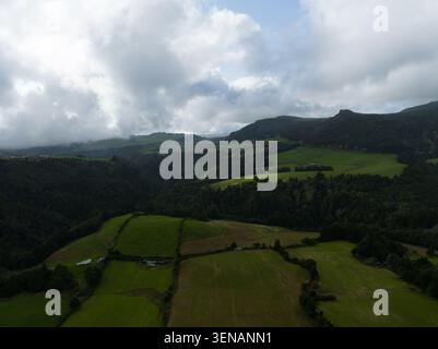 Sao miguel açores champs verts avec des collines ondulantes Banque D'Images