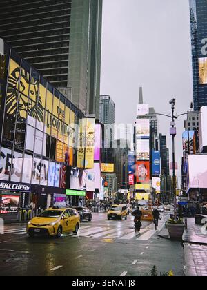 Panneaux publicitaires illuminés et activité de rue à Times Square, Midtown Manhattan, New York City, États-Unis. Banque D'Images