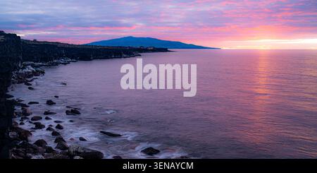 Spectaculaire coucher de soleil doré sur le paysage volcanique de l'île de Pico, Açores, Portugal Banque D'Images
