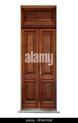 Porte double classique en bois brun finement travaillé avec des incrustations géométriques et une poignée en laiton plaqué or. Isolé sur blanc, chemin de détourage inclus Banque D'Images