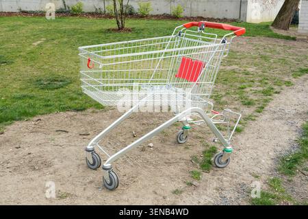 Panier de courses vide dans le parc. Panier de courses vide à vendre. Chariot de supermarché. Banque D'Images