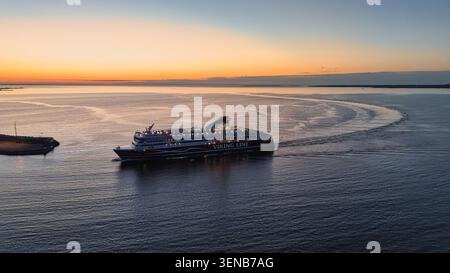 Ferry de croisière Viking Line naviguant depuis le port de Tallinn au coucher du soleil vue aérienne Banque D'Images