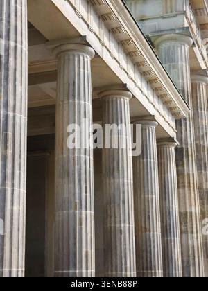 Des colonnes de pierre classiques se dressent le long de la façade du bâtiment historique. Concept d'architecture, de patrimoine et de culture urbaine Banque D'Images