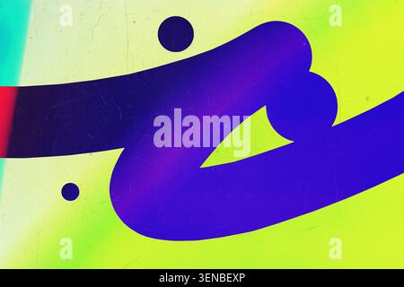 Trait de pinceau de calligraphie abstrait de style graffiti vibrant en dégradé violet sur fond jaune fluo Banque D'Images