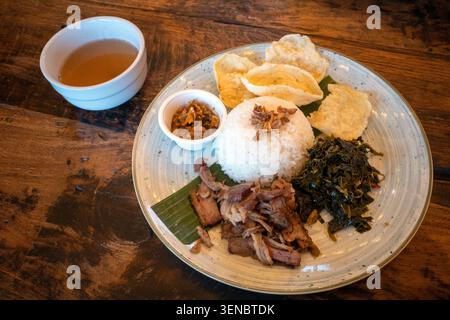 SEI Sapi ou Beef Sei, plat de bœuf fumé traditionnel indonésien et riz sur une assiette sombre. Banque D'Images