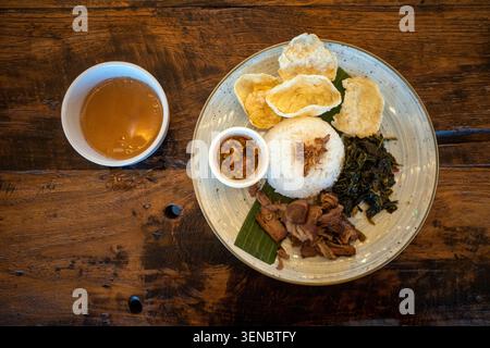 SEI Sapi ou Beef Sei, plat de bœuf fumé traditionnel indonésien et riz sur une assiette sombre. Banque D'Images
