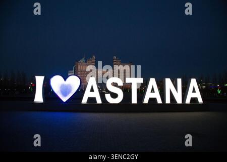 Vue de nuit sur l'horizon moderne d'Astana, la capitale du Kazakhstan Banque D'Images