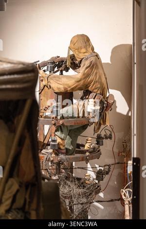 Diekirch, Luxembourg - 23 février 25 : mannequin utilisant des équipements de communication en temps de guerre dans un diorama de la seconde Guerre mondiale au Musée National d'histoire Mili Banque D'Images
