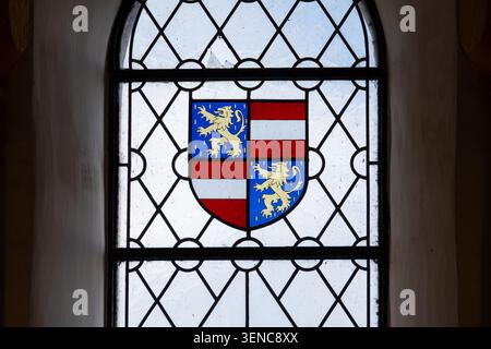 Château de Vianden, Luxembourg - 23 février 25 : gros plan d'un vitrail avec un bouclier héraldique à l'intérieur du château de Vianden à Vianden, district de Diekirch, Banque D'Images