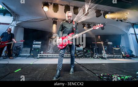 Glasgow UK, 10 juin 2026, Peter Hook and the Light, Kelvingrove Bandstand, Glasgow. Crédit Stephen Wilson Photography Banque D'Images