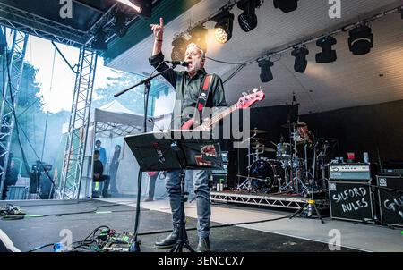 Glasgow UK, 10 juin 2026, Peter Hook and the Light, Kelvingrove Bandstand, Glasgow. Crédit Stephen Wilson Photography Banque D'Images