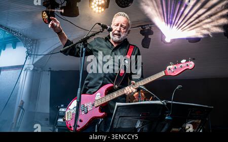 Glasgow UK, 10 juin 2026, Peter Hook and the Light, Kelvingrove Bandstand, Glasgow. Crédit Stephen Wilson Photography Banque D'Images