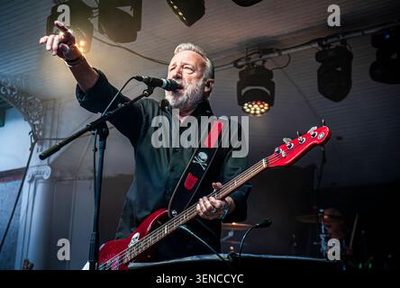 Glasgow UK, 10 juin 2026, Peter Hook and the Light, Kelvingrove Bandstand, Glasgow. Crédit Stephen Wilson Photography Banque D'Images