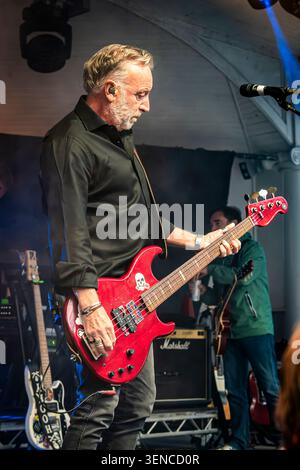 Glasgow UK, 10 juin 2026, Peter Hook and the Light, Kelvingrove Bandstand, Glasgow. Crédit Stephen Wilson Photography Banque D'Images