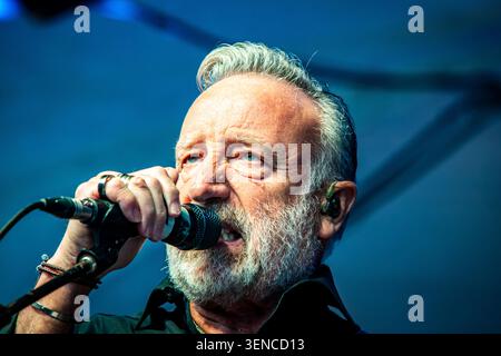 Glasgow UK, 10 juin 2026, Peter Hook and the Light, Kelvingrove Bandstand, Glasgow. Crédit Stephen Wilson Photography Banque D'Images