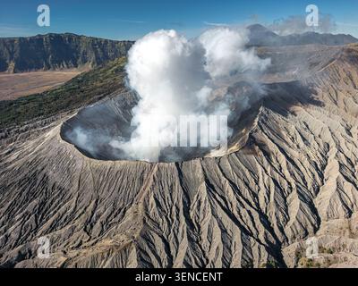 Volcan bromo en éruption pendant la journée ensoleillée d'été dans le parc national bromo Tengger Semeru, Java oriental, Indonésie. Banque D'Images
