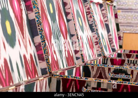 Boîtes de rangement ouzbek faites à la main recouvertes de tissu traditionnel coloré en soie ikat à Alay Bazaar à Tachkent. Concept de patrimoine culturel d'Asie centrale Banque D'Images