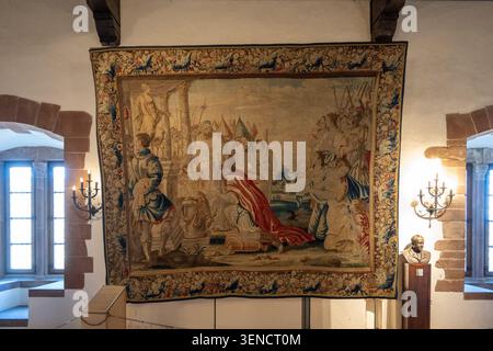 Château de Vianden, Luxembourg - 23 février 25 : gros plan d'une plaque en relief peinte avec couronne et parchemins décoratifs au château de Vianden, Luxem Banque D'Images