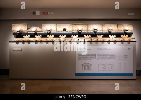 Paestum, Italie - 16 février 25 : exposition murale de fragments architecturaux et d'un panneau d'interprétation au Museo Archeologico di Paestum à Paestum, Campani Banque D'Images
