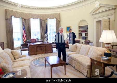 Le président Barack Obama rencontre le Président Clinton dans le bureau ovale 4/21/09.Photo Officiel de la Maison Blanche par Pete Souza Banque D'Images