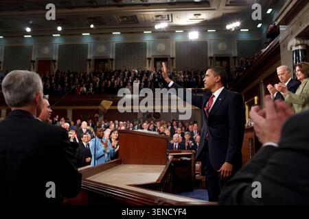 Le président Barack Obama des courbes pour les membres du Congrès avant d'aborder la Session conjointe du Congrès des États-Unis à la capitale américaine, Washington, D.C. 24/02/09.Deux White House Photo by Pete Souza Banque D'Images