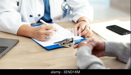 Clinique, mains et médecin avec le patient, les soins de santé et expliquant le diagnostic médical et les résultats des tests. Personnes, consultation et professionnel de la santé avec Banque D'Images
