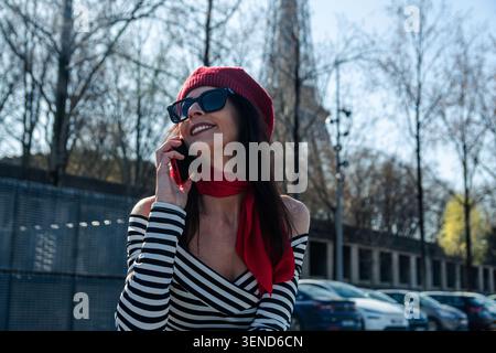 Femme voyageant seul faisant un appel téléphonique à paris Banque D'Images