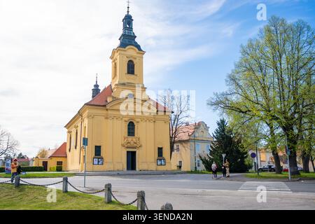 Dobris, République tchèque - 25 avril 2026 : Église baroque de la très Sainte Trinité près du château de Dobris en Bohême centrale. Religieux historique Banque D'Images