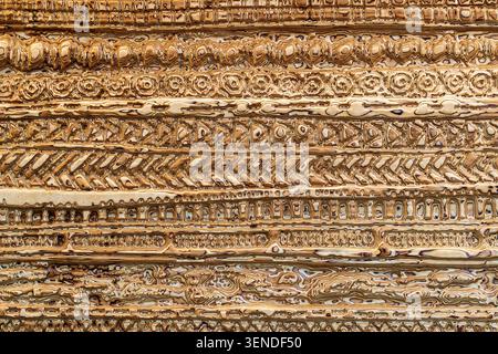 Fond complexe de texture de motif en bois sculpté à la main avec motif décoratif tribal géométrique ornemental Banque D'Images
