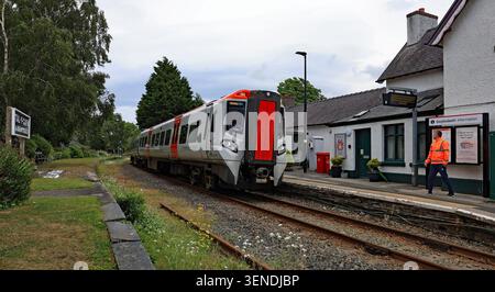 A transport for Wales, TFW, train passe par Tal-y - Cafn Station sur le chemin de fer rural dans la vallée de la rivière Conway dans le nord du pays de Galles. Banque D'Images