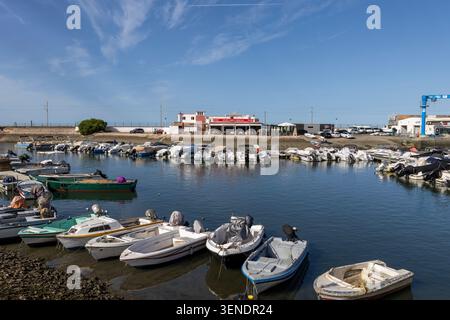 Faro marina, Algarve, Portugal, bateaux amarrés et amarrés dans la marina dans le centre-ville, Europe Banque D'Images