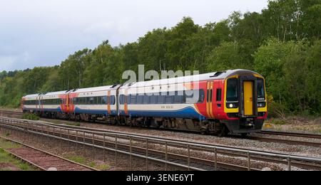 La Class 158 863 et une unité sœur quittent le quai 3 de Chesterfield avec le service de 15 :51 Liverpool Lime Street à Peterborough EMR Banque D'Images
