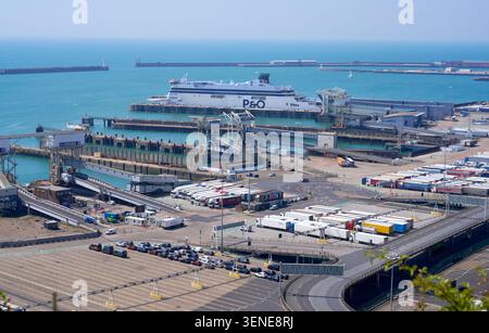 Un traversier P&O a accosté dans les quais est du port de Douvres avec des véhicules de fret en attente d'être chargés Banque D'Images