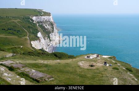 Les touristes se reposent au sommet des falaises blanches de Douvres Banque D'Images