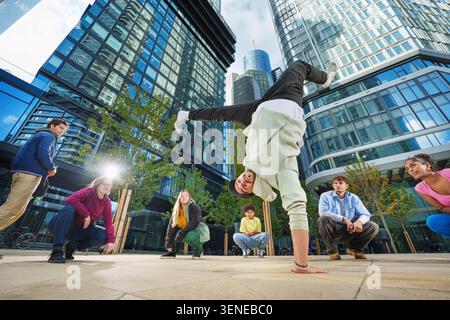 Un groupe de jeunes multiculturels d'âges différents se lèvent à l'extérieur. Banque D'Images