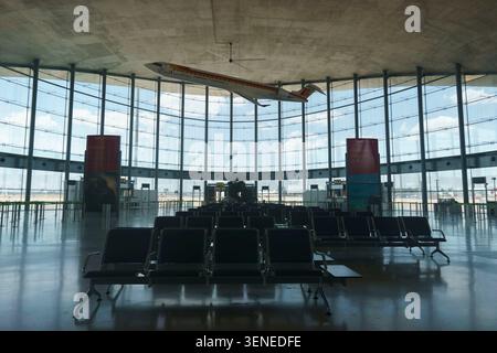 Intérieur spacieux du terminal moderne de l'aéroport de Valence en Espagne avec un modèle suspendu d'avion et une grande façade vitrée Banque D'Images