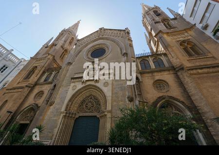 Vue en bas angle de la façade néo-gothique du début du XXe siècle du Basílica de Sant Vicent Ferrer à Valence, Espagne. Europe Banque D'Images