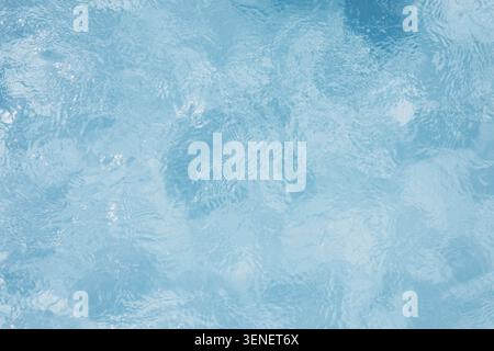 Fond naturel, eau bleue dans la piscine par une journée ensoleillée et claire Banque D'Images