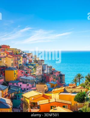 Vue verticale des maisons colorées du village de Manarola construit sur la falaise surplombant la mer Méditerranée. Parc national des Cinque Terre, Ligurie Banque D'Images