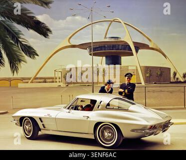 Coupé Corvette à fenêtre divisée 1963 de Chevrolet - publicité pour voitures anciennes Banque D'Images