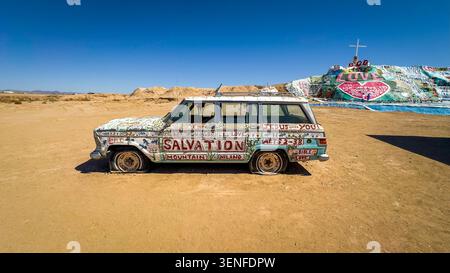 Californie, USA, 30 septembre 2024, vue d'une voiture décorée par Salvation Mountain, une colline dans le désert créée par l'artiste Leonard Knight Banque D'Images