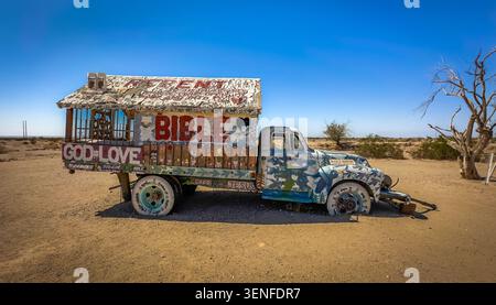 Californie, USA, 30 septembre 2024, vue d'un camion décoré à Salvation Mountain Banque D'Images